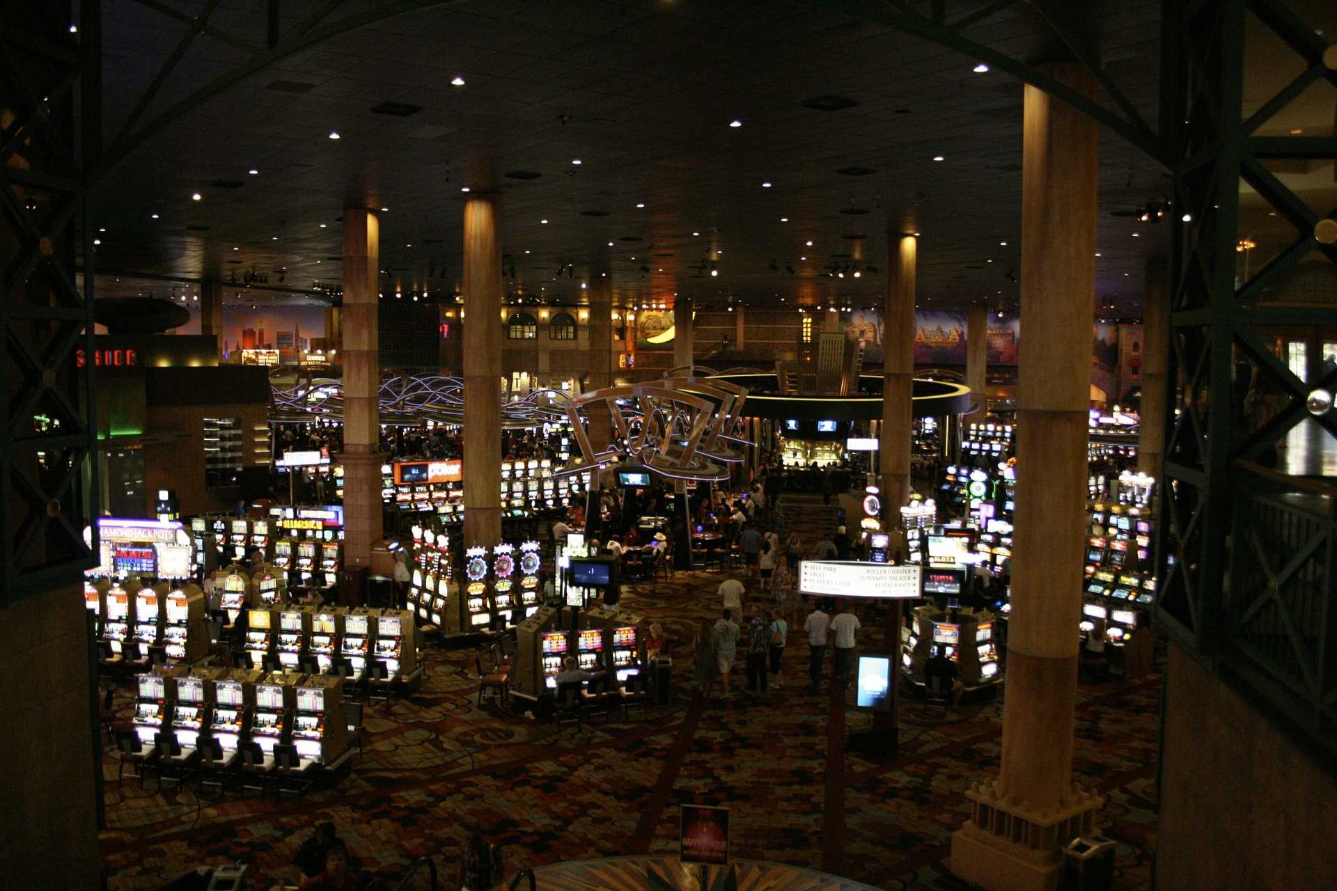 Beleuchtete Spielautomaten in einem Casino